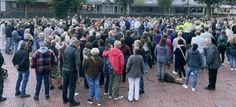 Vor dem Gnarrenburger Rathaus zeigten viele Menschen in Stille ihre Solidarität mit „Frida“.