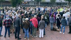 Vor dem Gnarrenburger Rathaus zeigten viele Menschen in Stille ihre Solidarität mit „Frida“.