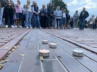 Vor dem Gnarrenburger Rathaus zeigten viele Menschen in Stille ihre Solidarität mit „Frida“.