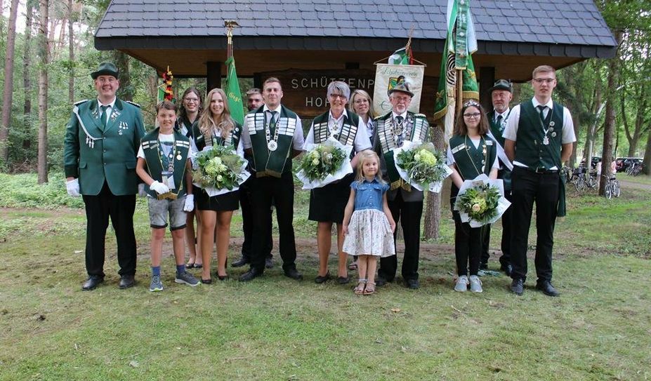 Die amtierende Königsfamilie um Königin Ulrike Wittkovski und König Helmut Meyer lädt zum Schützenfest ein.