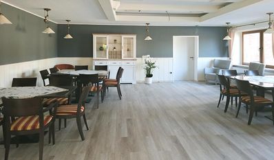 Im Aufenthaltsraum der Tagespflege können Gäste gemeinsam ins Gespräch kommen.