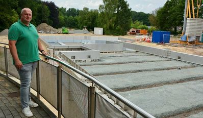 Delphino-Geschäftsführer Sascha Doege an der Baustelle.