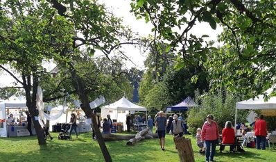 Vorträge, Mitmachaktionen und Stände mit verschiedensten Produkten bietet das Herbstfest.
