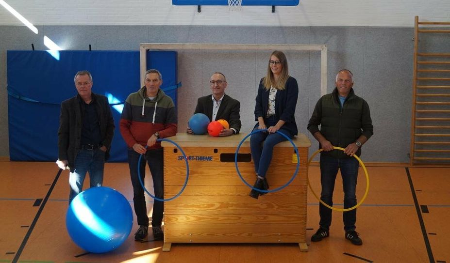 Freuen sich gemeinsam über die sanierte Halle: Torsten Stelling (v. li.), Ralf Prüter, Frank Quell, Henrike Fuhrhop und Rolf Hahn.