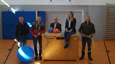 Freuen sich gemeinsam über die sanierte Halle: Torsten Stelling (v. li.), Ralf Prüter, Frank Quell, Henrike Fuhrhop und Rolf Hahn.