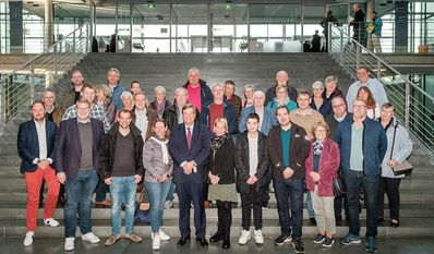 Bundestags Enak Ferlemann (CDU) mit der Besuchergruppe aus dem Cuxland auf der Treppe des Paul-Löbe-Hauses.
