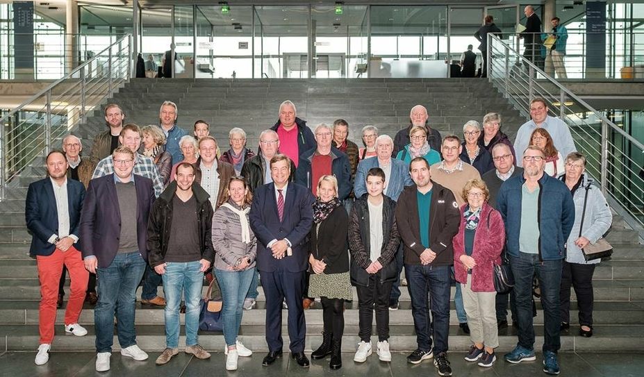 Bundestags Enak Ferlemann (CDU) mit der Besuchergruppe aus dem Cuxland auf der Treppe des Paul-Löbe-Hauses.