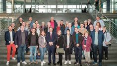 Bundestags Enak Ferlemann (CDU) mit der Besuchergruppe aus dem Cuxland auf der Treppe des Paul-Löbe-Hauses.