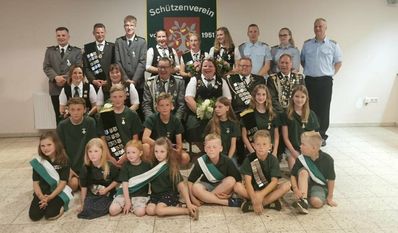 Kutenholz (red). Beim Schützenfest in Kutenholz gab es neben einer Feier und einem großen Schützenumzug mit vielen auswärtigen Vereinen auch ein neues Königshaus. Die neuen Majestäten setzen sich zusammen aus Schützenkönigin Laura Müller, Schützenkönig Torben Engelhardt, Jungschützenkönigin Beeke Katharina Holst, Jungschützenkönig Carsten Wölpern, Schülerkönigin Ria Jahnke, Schülerkönig Tyron Harms, Vogelkönigin Jule Fitschen, Vogelkönig Sam Schomacker und Feuerwehrkönigin Svea Schulz.