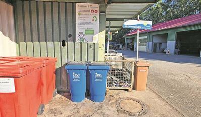 Die blauen Tonnen sind bereit mit altem Fett und Öl gefüllt zu werden, aber nur in geschlossenen Behältern.