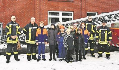 Oerel (eb). die Arbeitsgemeinschaft „Freiwillige Feuerwehr“ ist ein fester Bestandteil der Oberschule Geestequelle in Oerel. Dank der ehrenamtlichen Arbeit lernen die Schüler:innen viele Aufgaben der Freiwiligen Feuerwehr kennen. 
Vor den Ferien gab es ein Highlight für die Kinder, denn der Drehleiterwagen aus Bremervörde wurde zur Schule gebracht. Ihnen wurde die Funktion des Wagens erklärt. Anschließend durften sie selbst hoch hinaus und konnten einen Blick aus 60 Meter Höhe über die Dächer der Schule werfen. Durch den Einsatz der Mitglieder trägt die Feuerwehr zum Erhalt de Ehrenamtes bei.