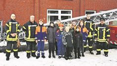 Oerel (eb). die Arbeitsgemeinschaft „Freiwillige Feuerwehr“ ist ein fester Bestandteil der Oberschule Geestequelle in Oerel. Dank der ehrenamtlichen Arbeit lernen die Schüler:innen viele Aufgaben der Freiwiligen Feuerwehr kennen. 
Vor den Ferien gab es ein Highlight für die Kinder, denn der Drehleiterwagen aus Bremervörde wurde zur Schule gebracht. Ihnen wurde die Funktion des Wagens erklärt. Anschließend durften sie selbst hoch hinaus und konnten einen Blick aus 60 Meter Höhe über die Dächer der Schule werfen. Durch den Einsatz der Mitglieder trägt die Feuerwehr zum Erhalt de Ehrenamtes bei.