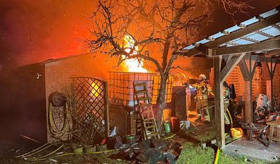 In der Hafenstraße brannten mehrere Garagen. Personen kamen glücklicherweise nicht zu Schaden, die umliegenden Gebäude konnte die Feuerwehr ebenfalls erfolgreich vor den Flammen schützen.