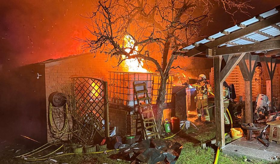 In der Hafenstraße brannten mehrere Garagen. Personen kamen glücklicherweise nicht zu Schaden, die umliegenden Gebäude konnte die Feuerwehr ebenfalls erfolgreich vor den Flammen schützen.