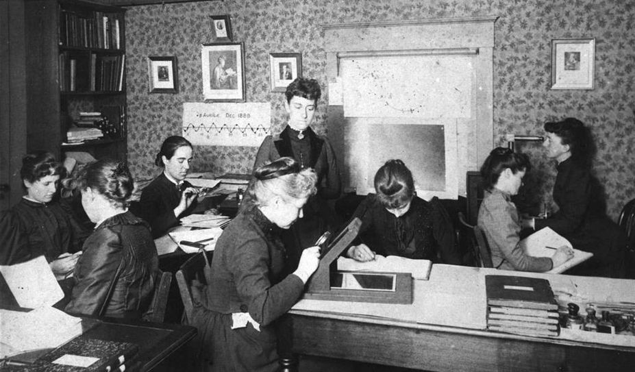 Gruppenfoto der „Harvard Computer“ von Edward Charles Pickering um 1890.