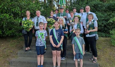Oese-Poggemühlen (red). Der Oeser Schützenverein feierte ein erfolgreiches Schützenfest. Während sich Sylke Engelke von der Konkurrenz absetzte und nun neue Königin ist, brachte bei den Königsanwärtern Heinz-Axel Wendt den Rumpf zu Fall und holte sich den Titel. Präsident Marco Albers konnte noch viele weitere Titel vergeben. Jugendkönigin Mia Engelke, Kinderkönigspaar Jan Zuidema und Laura Mehrtens, Nik Peimann und Anneke Kohl als Stechvogelkönige und Silvia Zuidema und Harry Gerdes als Alterskönige. Ein spannendes Schützenfest ging mit musikalischer Begleitung zu Ende.