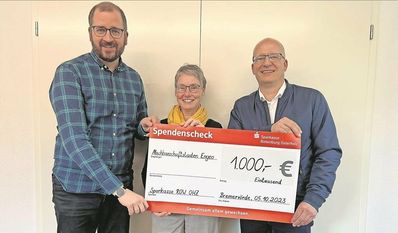 Stephan Dreytza und Sabine Schneider bedanken sich bei Volker Stahmann für die Spende.