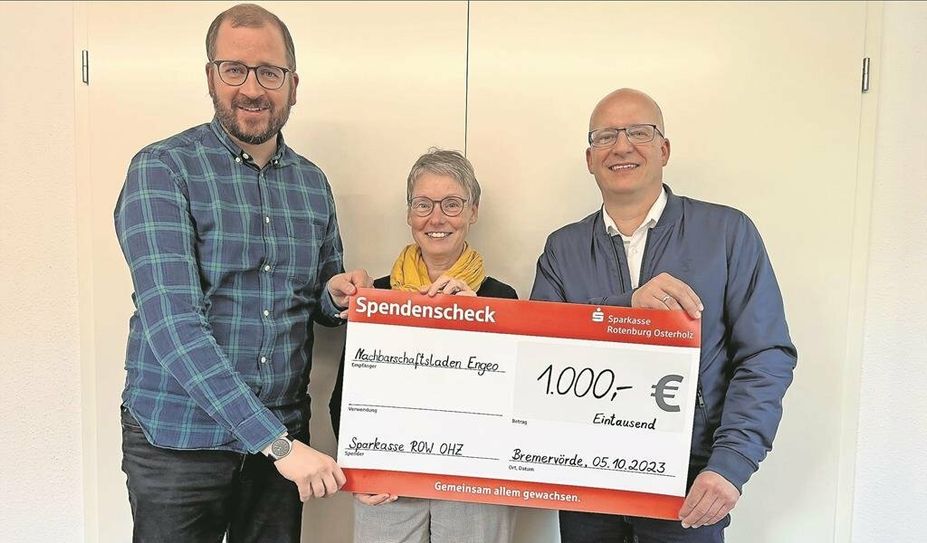 Stephan Dreytza und Sabine Schneider bedanken sich bei Volker Stahmann für die Spende.