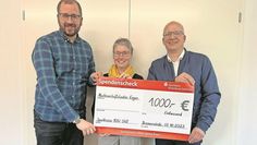 Stephan Dreytza und Sabine Schneider bedanken sich bei Volker Stahmann für die Spende.