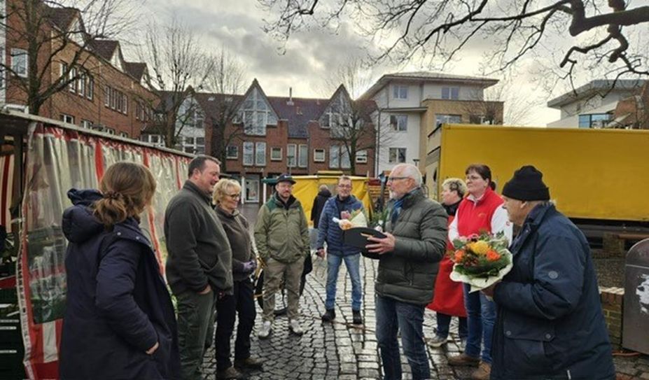 Die Kolleginnen und Kollegen vom Wochenmarkt verabschiedeten sich von Günter Timm.