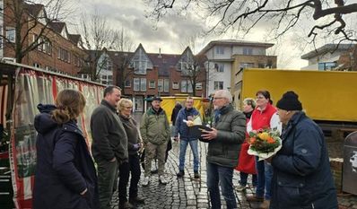 Die Kolleginnen und Kollegen vom Wochenmarkt verabschiedeten sich von Günter Timm.