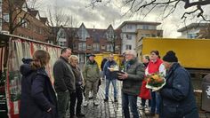Die Kolleginnen und Kollegen vom Wochenmarkt verabschiedeten sich von Günter Timm.