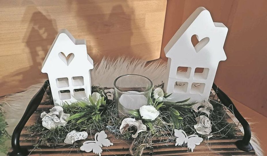 Selbstgemachte Gestecke bringen alle Besucher:innen in Frühlingsstimmung.