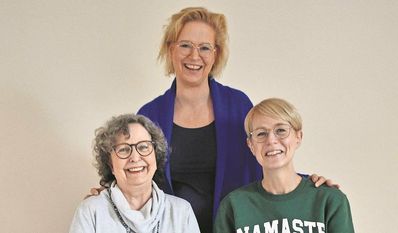 Sandra Fricke (stehend), Sophie-Christin Meyer (rechts) und Petra Kappe freuen laden zum Tag der offenen Tür ein.
