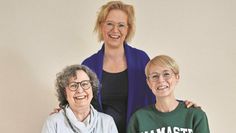 Sandra Fricke (stehend), Sophie-Christin Meyer (rechts) und Petra Kappe freuen laden zum Tag der offenen Tür ein.