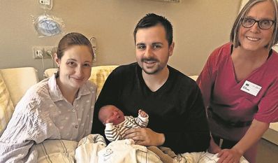 Mutter Anna Schmedes (links), Vater Till Schmedes und Hebammer Ilse Ochner kümmern sich rührend um den kleinen Carl.