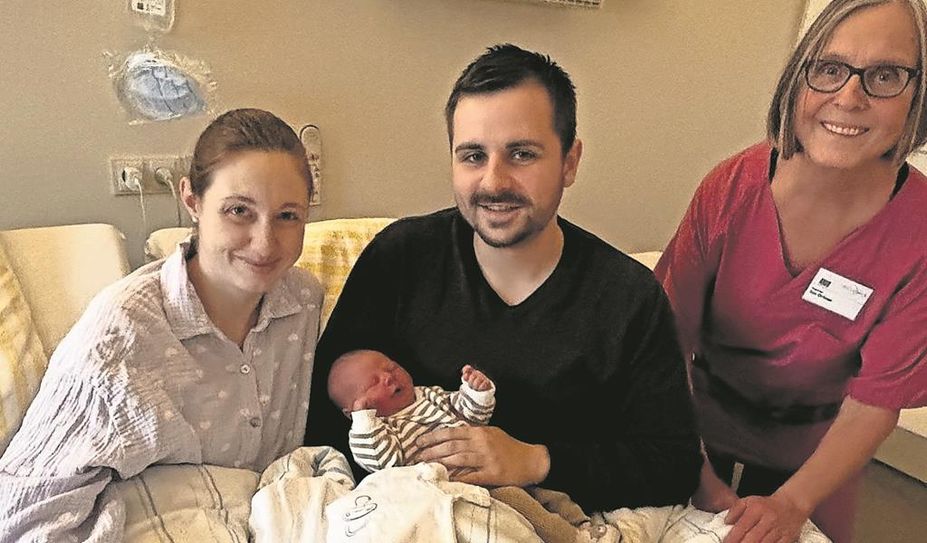 Mutter Anna Schmedes (links), Vater Till Schmedes und Hebammer Ilse Ochner kümmern sich rührend um den kleinen Carl.