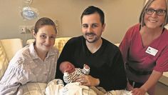 Mutter Anna Schmedes (links), Vater Till Schmedes und Hebammer Ilse Ochner kümmern sich rührend um den kleinen Carl.