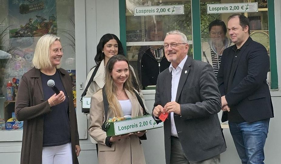 Vorsitzende des Klosterholz e.V., Anja Kalski (li.) und Landrat Bernd Lütjen (2. v. re.) bei bester Stimmung.