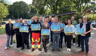 Die Gewinner der „Herzensprojekte“-Ausschreibung und Mitarbeiter der Stadtwerke.