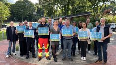 Die Gewinner der „Herzensprojekte“-Ausschreibung und Mitarbeiter der Stadtwerke.