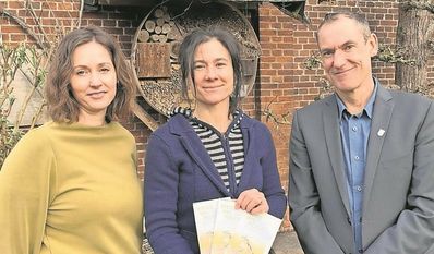 (v.l.) Isabel Neumann, Dr. Christina Muck und Thorsten Milenz sind stolz auf den neu gestalteten Flyer.