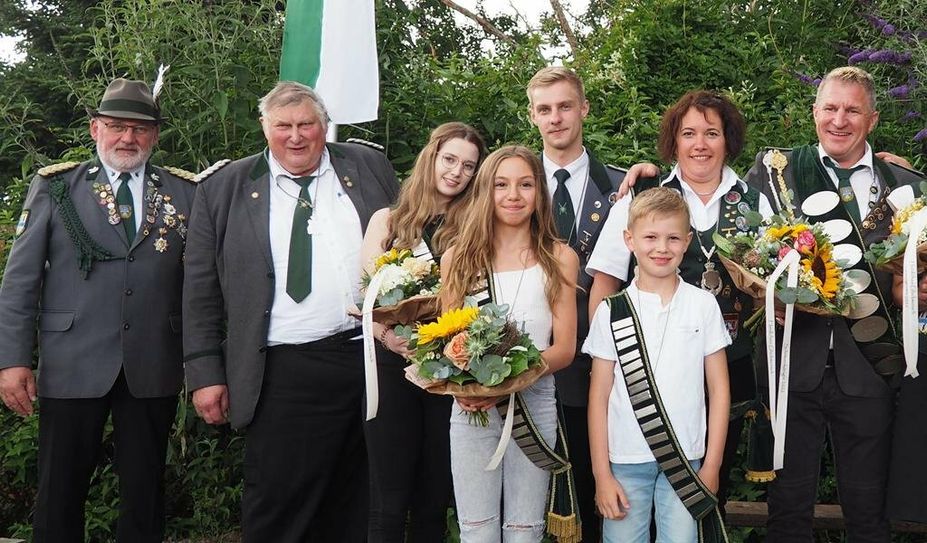 Präsident Heino Siems zeigt sich mit den noch amtierenden Würdenträgern und freut sich auf ein abwechslungsreiches Festwochenende.