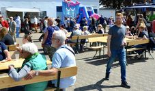 Bei bestem Wetter kamen unzählige Besucher:innen in das Gewerbegebiet - auch der Ortsbürgermeister Dirk-Frederik Stelling (rechts).