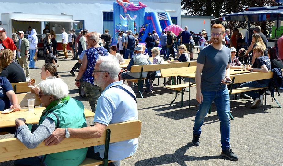 Bei bestem Wetter kamen unzählige Besucher:innen in das Gewerbegebiet - auch der Ortsbürgermeister Dirk-Frederik Stelling (rechts).