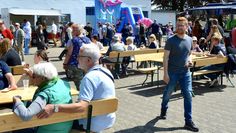 Bei bestem Wetter kamen unzählige Besucher:innen in das Gewerbegebiet - auch der Ortsbürgermeister Dirk-Frederik Stelling (rechts).
