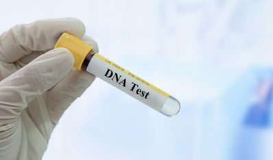 Bestätigt ein DNA-Test die Vaterschaft, kann das Familiengericht die bestehende rechtliche Vaterschaft aufheben und neu feststellen.
