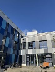 Über die zahlreichen Herausforderungen an den städtischen Schulen informierten sich zwei Abgeordnete der Grünen.
