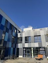 Über die zahlreichen Herausforderungen an den städtischen Schulen informierten sich zwei Abgeordnete der Grünen.