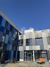 Über die zahlreichen Herausforderungen an den städtischen Schulen informierten sich zwei Abgeordnete der Grünen.