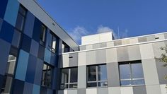 Über die zahlreichen Herausforderungen an den städtischen Schulen informierten sich zwei Abgeordnete der Grünen.