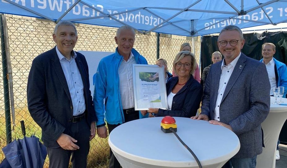 Hatten nichts als Lob für die Firma Schrage und ihre Geschäftsführerin Ulrike Schrage (mitte rechts) übrig: Bürgermeister Torsten Rohde, Stadtwerke-Geschäftsführer Christian Meyer-Hammerström, Landrat Bernd Lütjen. Foto: limo
