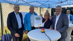 Hatten nichts als Lob für die Firma Schrage und ihre Geschäftsführerin Ulrike Schrage (mitte rechts) übrig: Bürgermeister Torsten Rohde, Stadtwerke-Geschäftsführer Christian Meyer-Hammerström, Landrat Bernd Lütjen. Foto: limo
