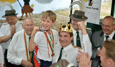 Der neue Schützenkönig Johannes Daub mit dem Kinderkönig Philipp Hertel.
