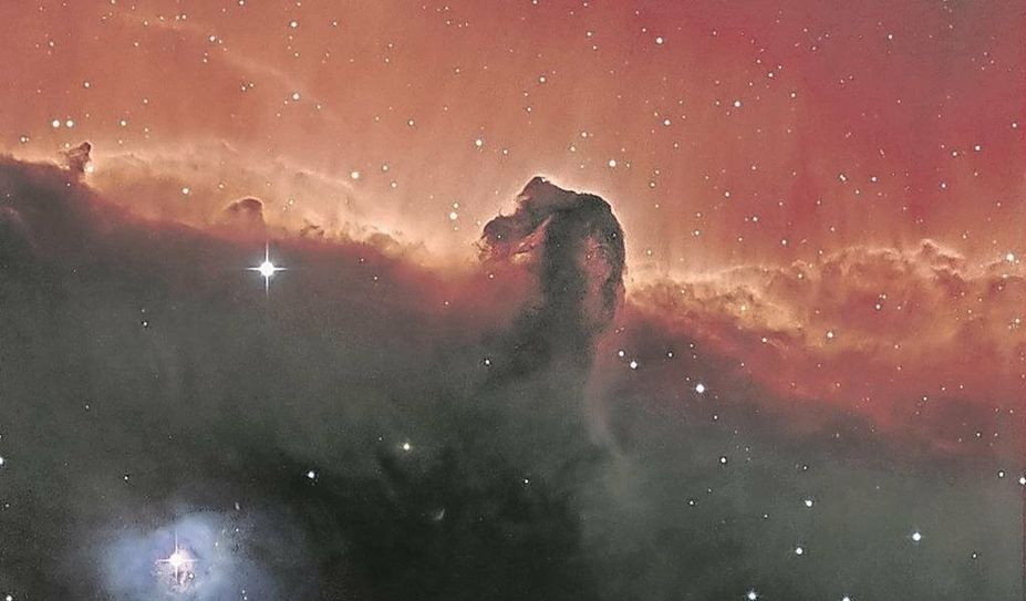 Der Pferdekopfnebel im Sternbild Orion ist eine eindrucksvolle Dunkelwolke aus dichtem Gas und Staub.