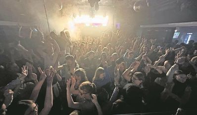 Bei der Teenie Party können die Jugendlichen ausgelassen tanzen.